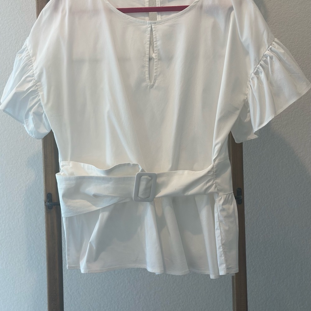 Adorable peplum stretch top, complete with a trendy belt!